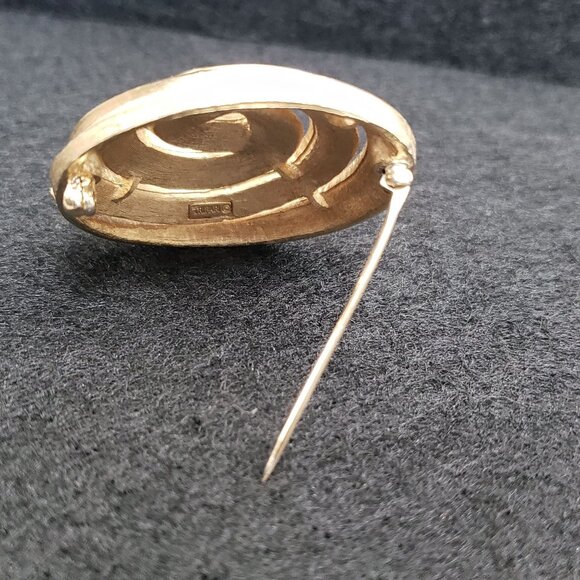 Vintage Crown Trifari Gold-Tone Spiral Swirl Brooch Pin 2" Round - Picture 7 of 12